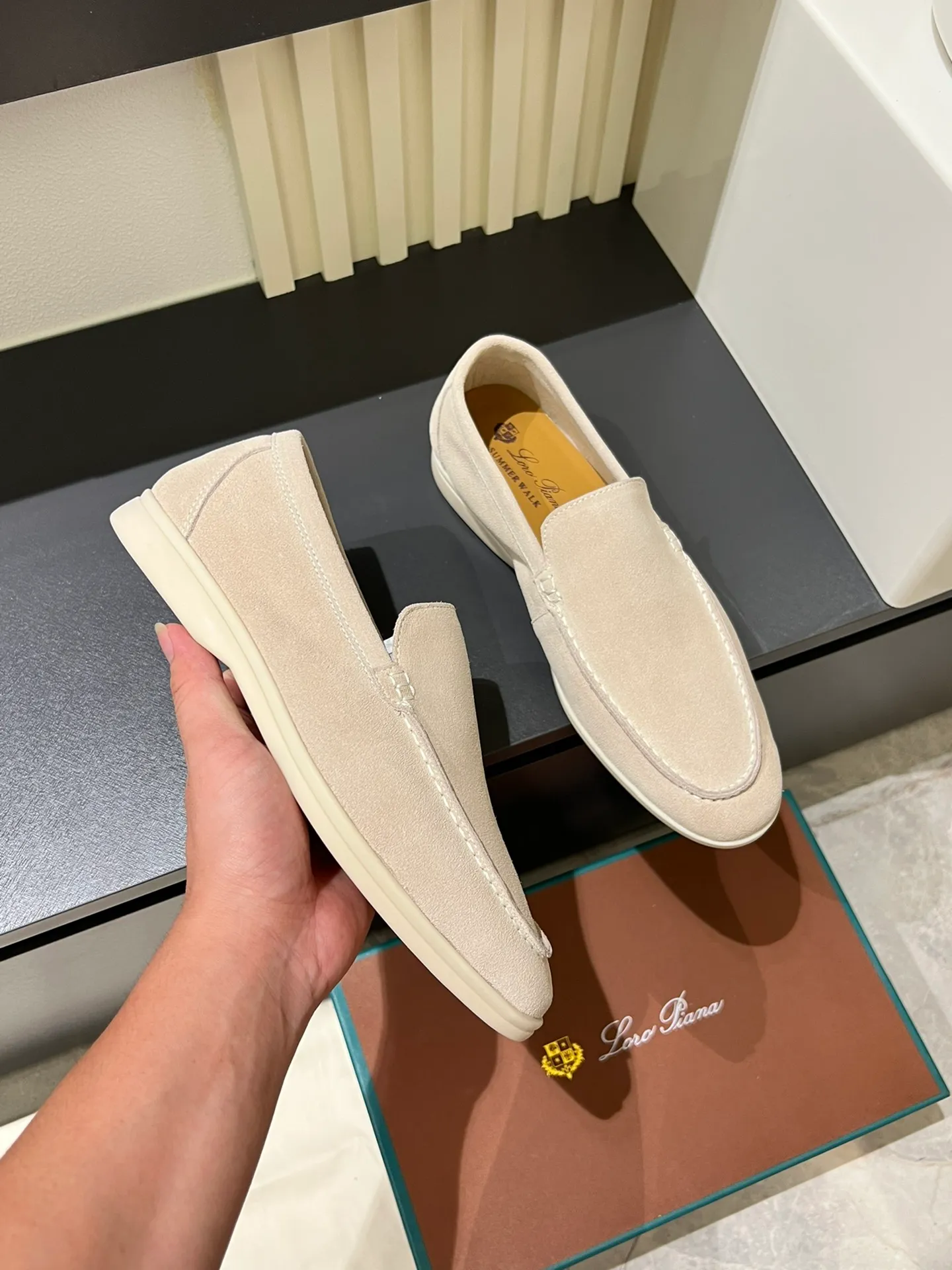 Men's shoes 💰p360 "Loro men's shoes 💰pian'*" Classic L men's shoes for couples 💰p Top version British flat loafers, a must-have item in old money style, the minimalist design is eye-catching and durable, a plus point for dressing The soft foot feel and texture are outstanding. They don’t scratch your feet and are very nice. They are matched with soft and waxy soles. They can be worn daily for a long time without getting tired. They are easy to wear, versatile and classic items, with perfect foot feel and texture! Imported cashmere fabric, the lining is made of imported A-grade water-dyed cow lining, the top version of the genuine leather midsole is sewn with pure handmade mark thread! Size: Female 35-40 (34. Customized) Male 38-44 (45.46. Customized)